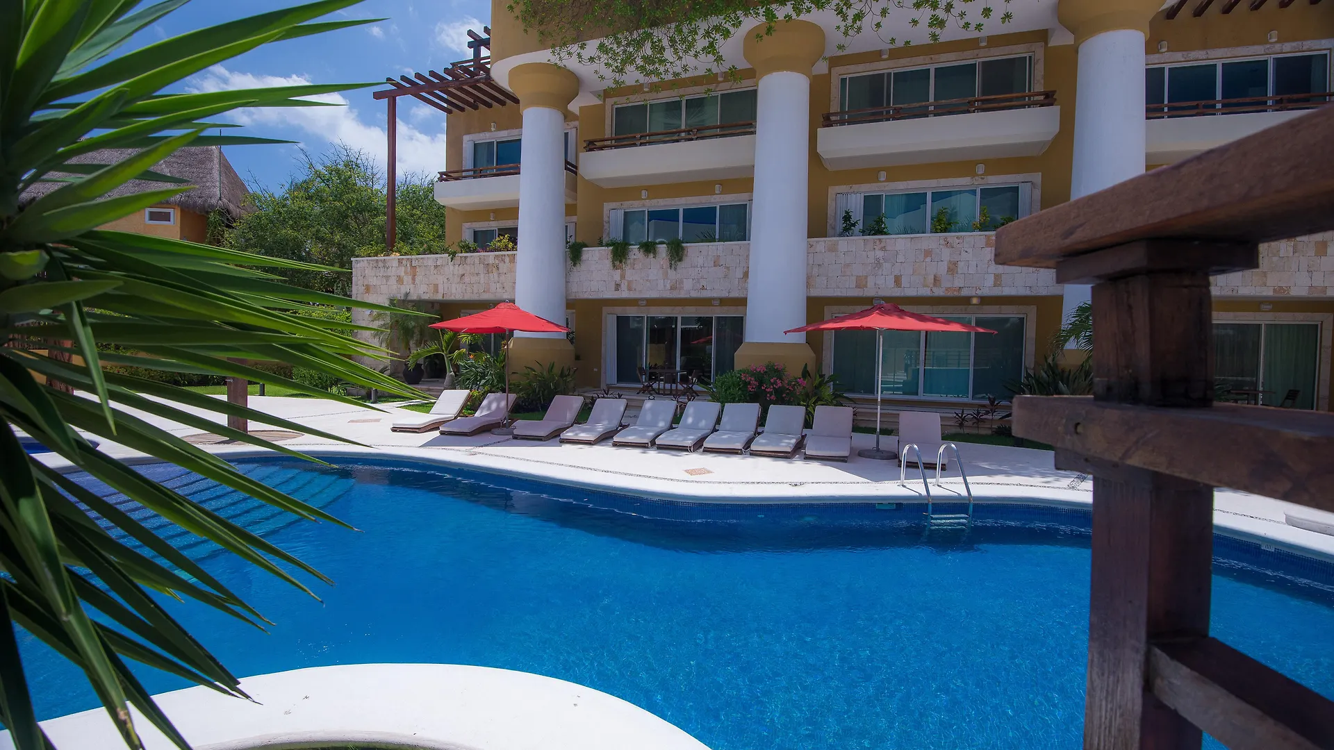 Pueblito Escondido by Mistik Vacation Rentals Playa del Carmen Apartahotel